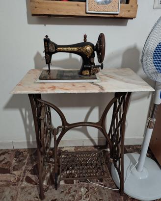 Macchina da cucire d'epoca Singer con mobiletto