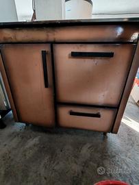 Cucina economica a legna.