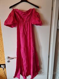 Abito rosa con maniche a sbuffo