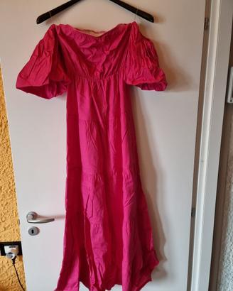 Abito rosa con maniche a sbuffo