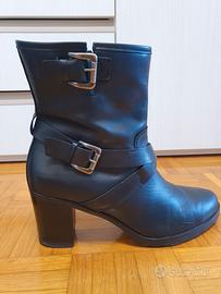 Stivaletti neri da donna in pelle