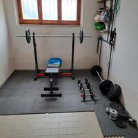 Palestra con pesi e bilancieri