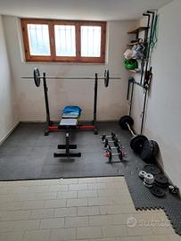 Palestra con pesi e bilancieri