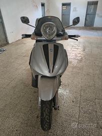 Beverly 500 restailing tourer