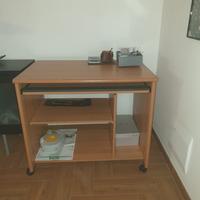 scrivania porta pc