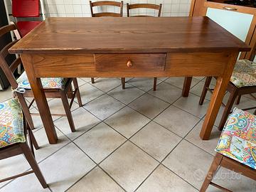 Tavolo in legno massello con apertura