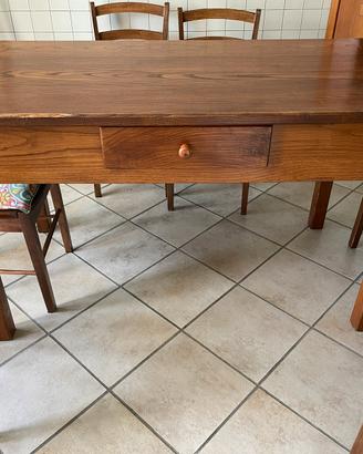 Tavolo in legno massello con apertura