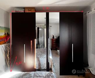 Armadio guardaroba con specchio