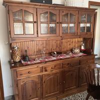 Credenza in legno con vetrina 