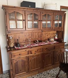 Credenza in legno con vetrina 