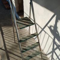 scala in ferro con scalini in legno 