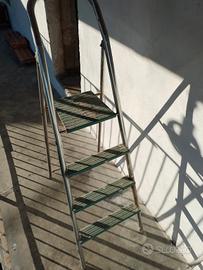 scala in ferro con scalini in legno 