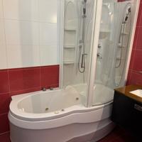 Vasca idromassaggio e doccia