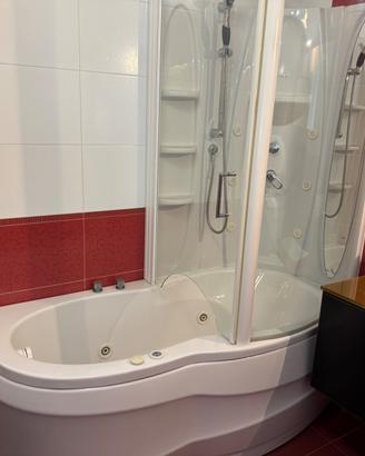 Vasca idromassaggio e doccia