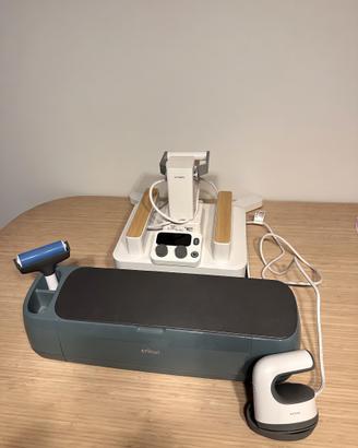 Cricut Maker4 + pressa xTool con supporto + mini