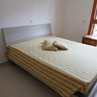 Letto grigio venato con rete e materasso