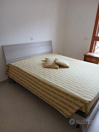 Letto grigio venato con rete e materasso