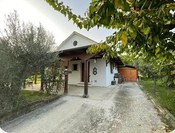 Villetta con Terreno Agricolo e Vista Panoramica a
