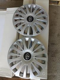2 copri cerchio D15 Toyota originali.