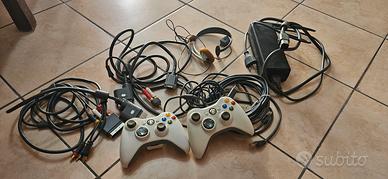Lotto Xbox 360: 2 controller, cavi e alimentatore