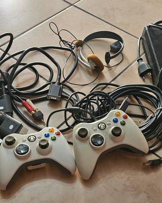 Lotto Xbox 360: 2 controller, cavi e alimentatore