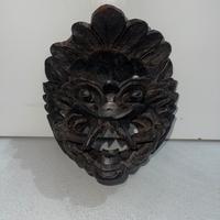 Maschera di legno intagliato