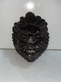 Maschera di legno intagliato
