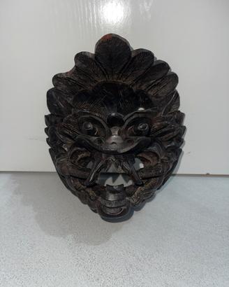 Maschera di legno intagliato