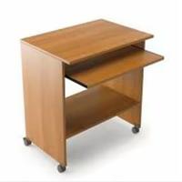 scrivania con computer e vari accessori