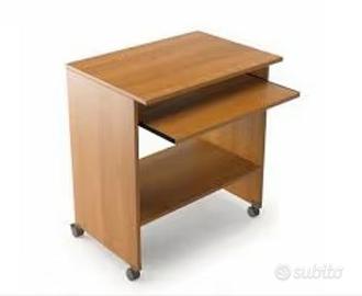 scrivania con computer e vari accessori