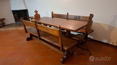 tavolo con 2 panche e 4 sgabelli