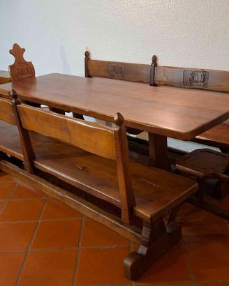 tavolo con 2 panche e 4 sgabelli