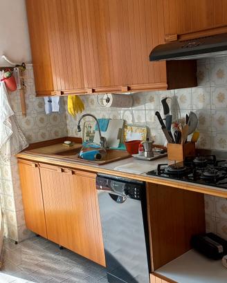 Cucina con elettrodomestici
