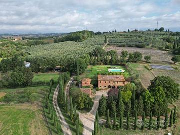 Rustico / Casale di 530 m² con più di 5 locali e b