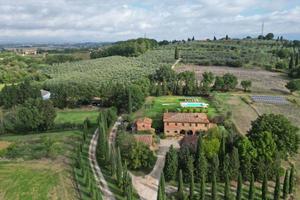Rustico / Casale di 530 m² con più di 5 locali e b