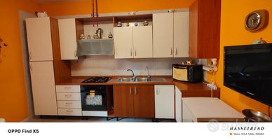 CUCINA LINEARE COLORE CILIEGIO E PANNA