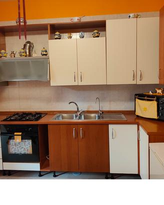 CUCINA LINEARE COLORE CILIEGIO E PANNA