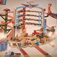 Hotwheels mega garage
