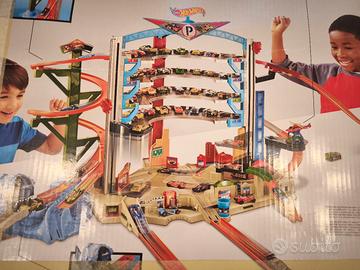 Hotwheels mega garage