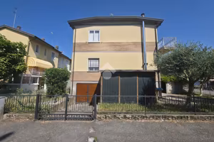 VILLA A SCHIERA D'ANGOLO A FUSIGNANO
