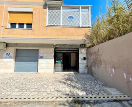 Boccea -Negozio uso investimento con canna fumaria