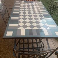 Tavolo con sedie da giardino