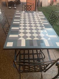 Tavolo con sedie da giardino