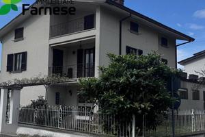 Casa indipendente di 301 m² con 3 locali e box aut