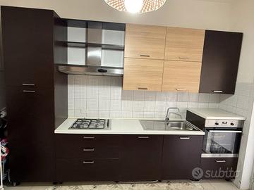 Cucina Moderna Lineare bicolore con elettrodomesti