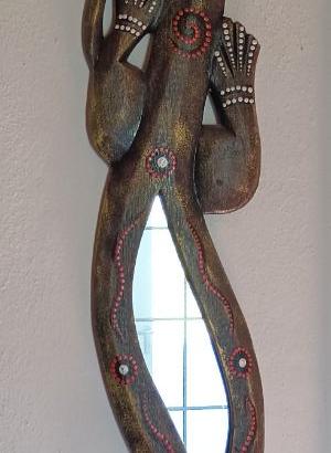 Specchio a forma di geco in legno decorato, etnico