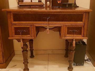 Scrivania con piano in radica