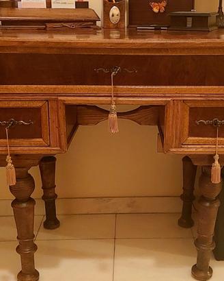 Scrivania con piano in radica