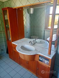 Mobile bagno in legno con piano in marmo