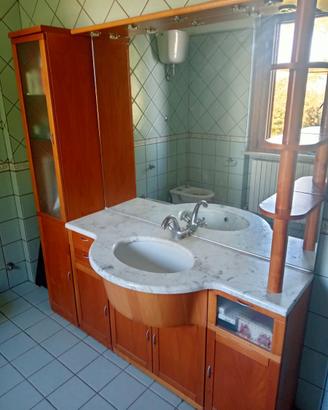 Mobile bagno in legno con piano in marmo